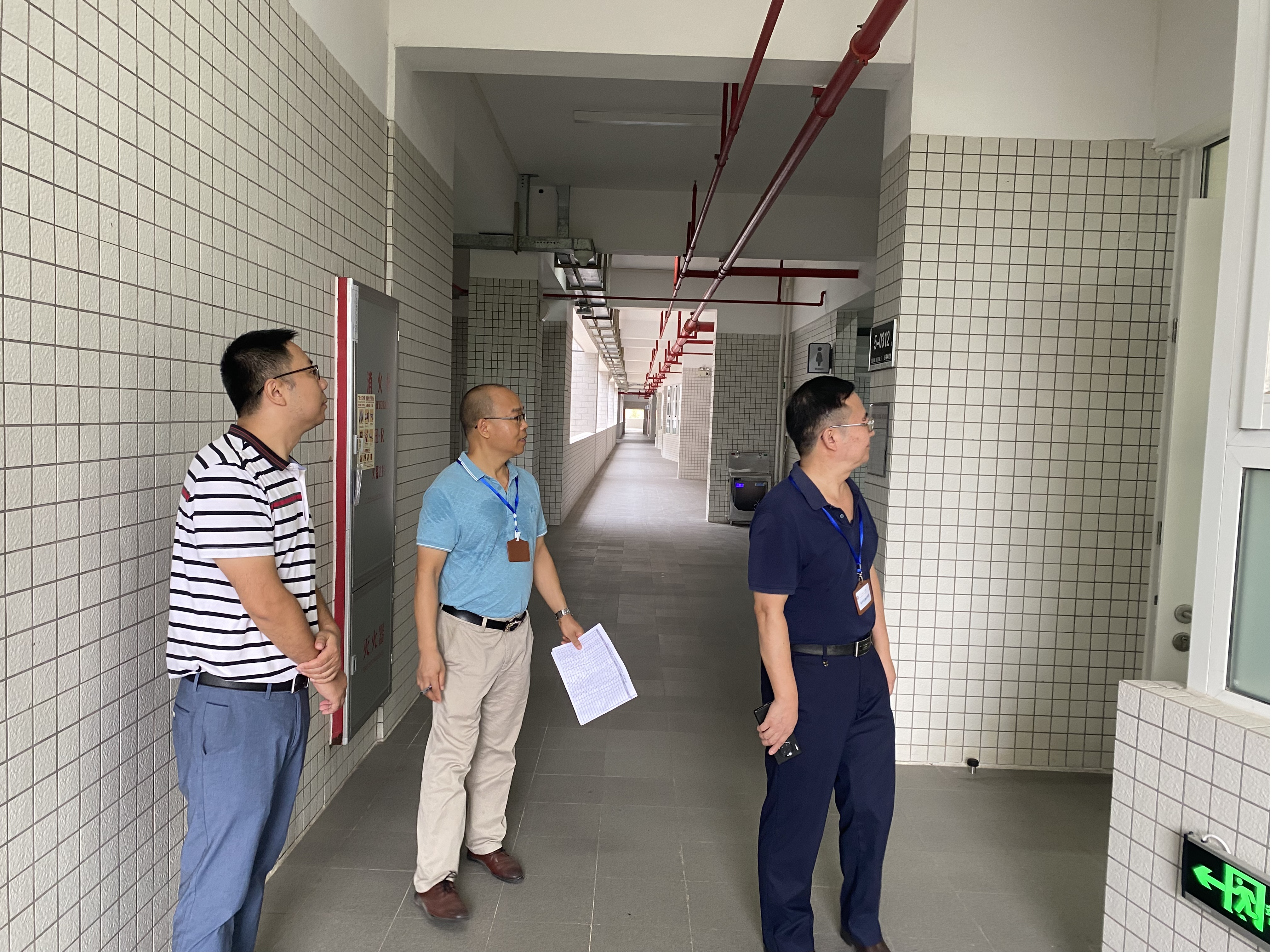 4.黄弢常务副校长一行教学巡查.jpg