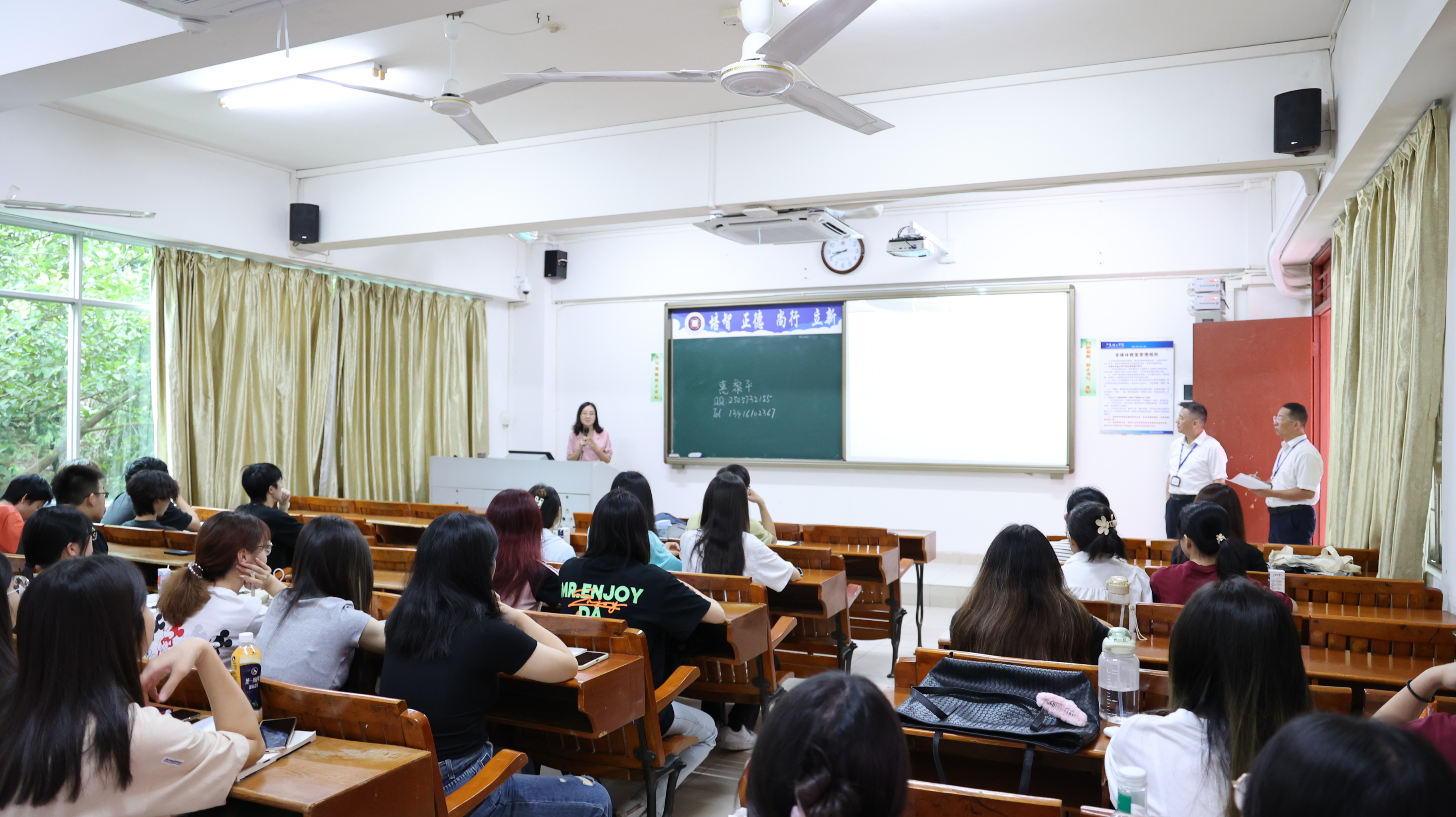 1.黄崴校长一行教学巡查.JPG