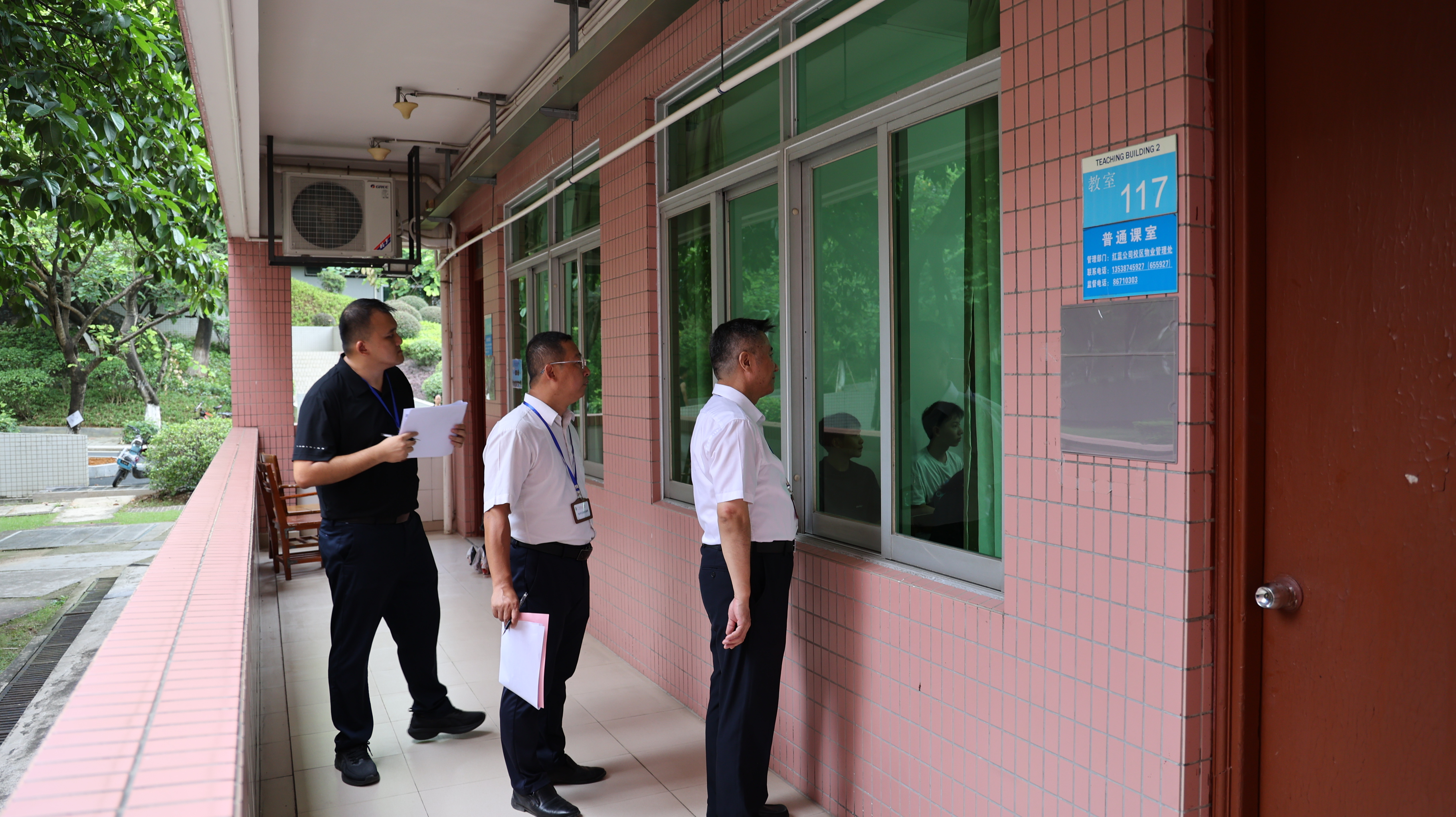 2.黄崴校长一行教学巡查.JPG